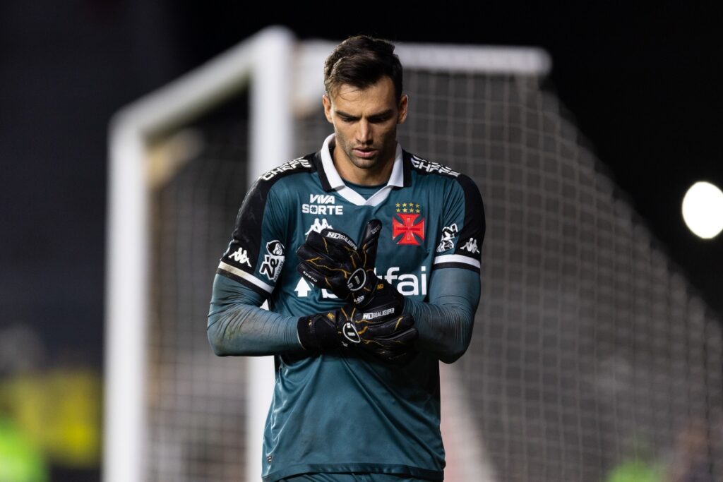 diniz-detona-arbitro-apos-expulsao-de-leo-jardim-em-empate-com-inter