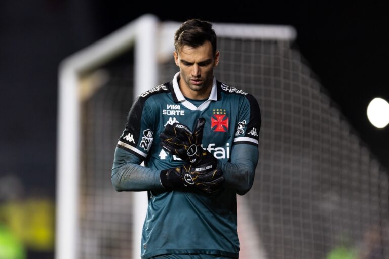 diniz-detona-arbitro-apos-expulsao-de-leo-jardim-em-empate-com-inter