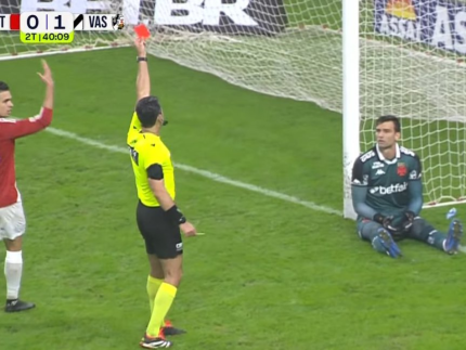 leo-jardim,-goleiro-do-vasco,-e-expulso-por-cera-e-vegetti-protesta:-“um-roubo”