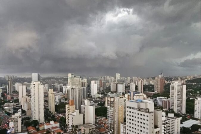 frente-fria-deve-trazer-ventos-fortes-de-ate-90-km/h-para-sp