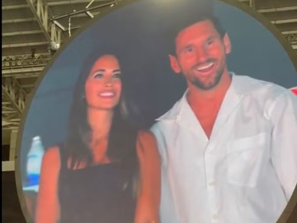 camera-do-beijo-flagra-messi-e-esposa-em-show-do-coldplay-e-casal-e-ovacionado-em-miami