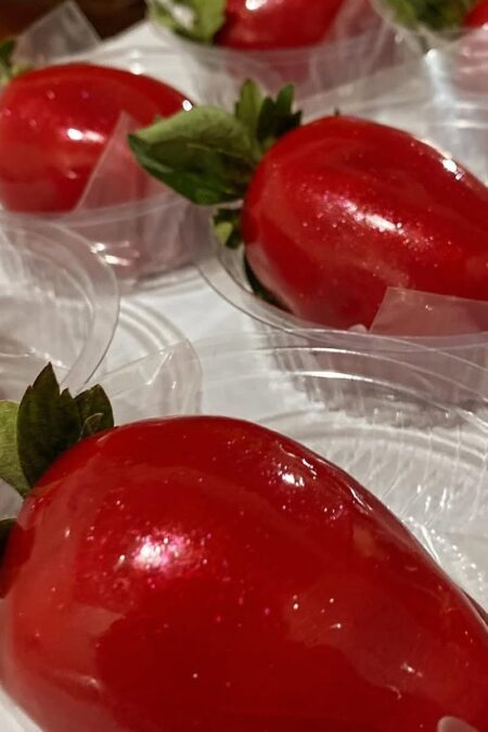Feira em São Paulo vende 50 mil morangos do amor em dois dias