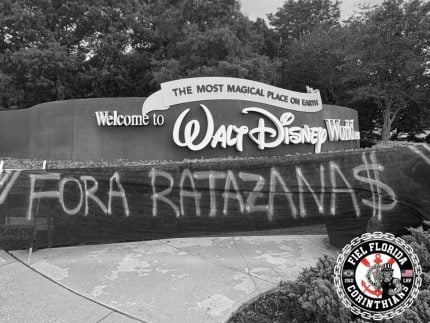 torcida-do-corinthians-faz-protesto-em-parque-na-disney-e-pede-reforma-do-estatuto