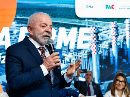 lula-ironiza-bolsonaro:-“brasil-acima-de-tudo,-mas-primeiro-os-eua”