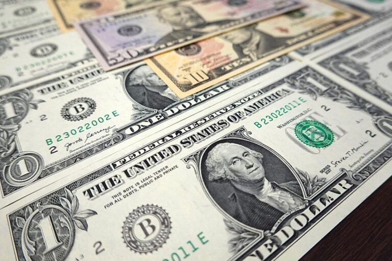 dolar-sobe-e-bolsa-afunda-as-vesperas-do-tarifaco-de-trump