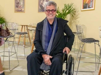 com-dores-intensas,-carlinhos-de-jesus-explica-o-motivo-do-uso-de-cadeira-de-rodas