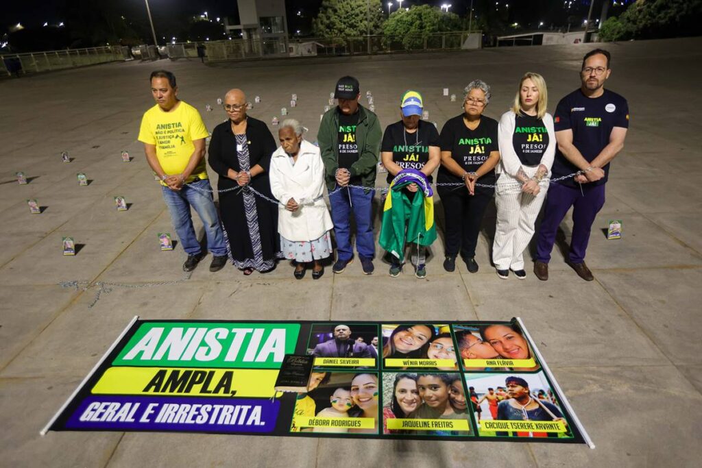 bolsonaristas-fazem-vigilia-e-pedem-anistia-a-condenados-pelo-8/1