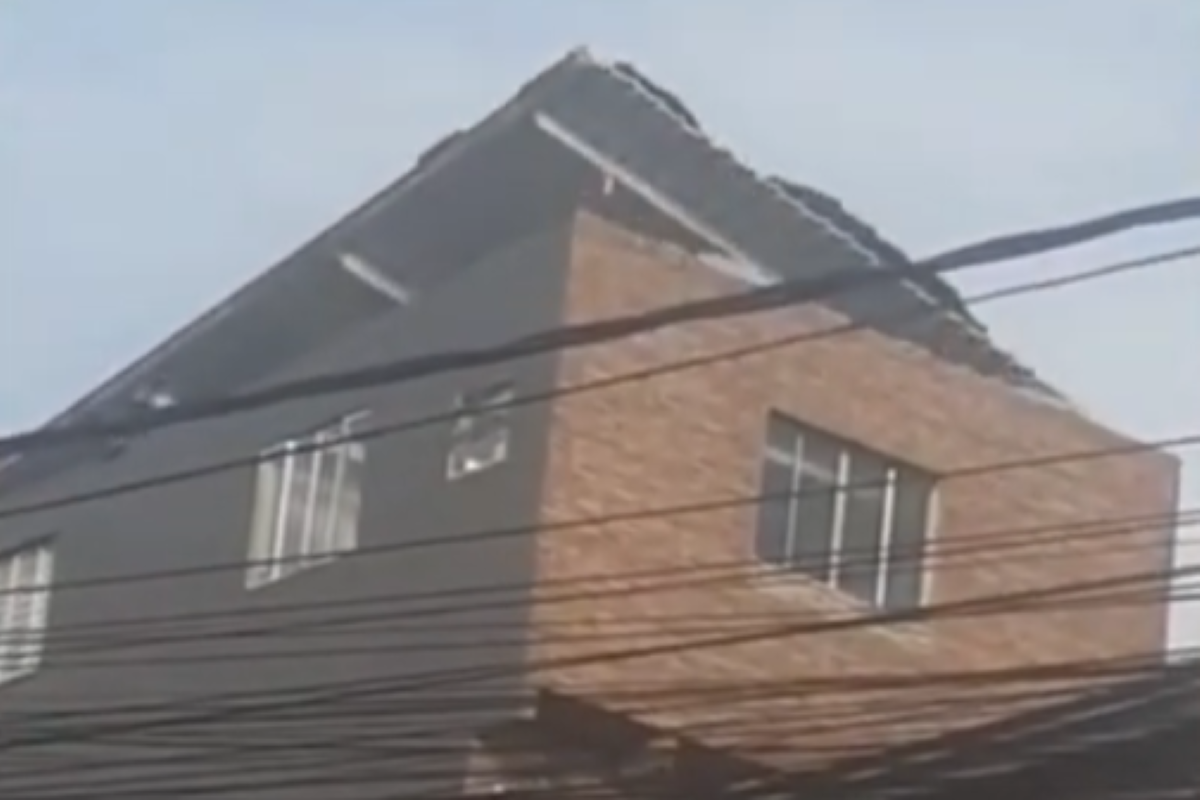 Ventos fortes arrancam telhado de casa na Grande São Paulo. Veja vídeo