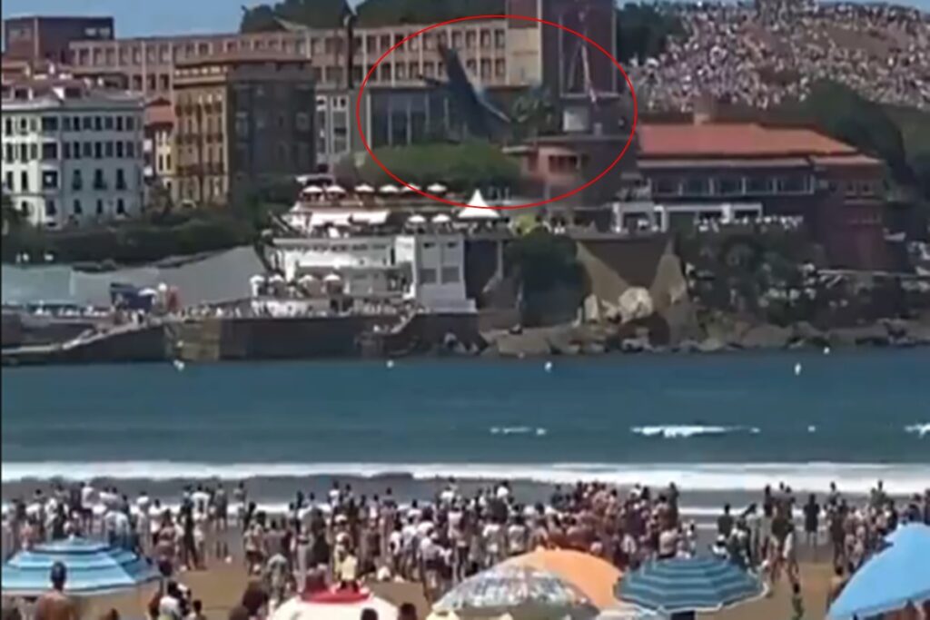 video:-caca-faz-manobra-arriscada-e-voa-baixo-durante-show-aereo