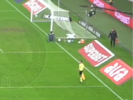 video-mostra-momento-em-que-equipe-do-vasco-e-impedido-de-atender-leo-jardim-durante-pausa