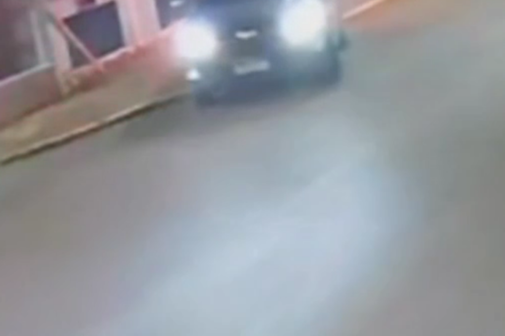 Adolescente pega carro do avô enquanto ele dormia e bate em postinho
