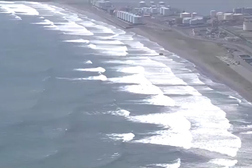 Ondas agitadas e pessoas em telhados: veja imagens do tsunami no Japão