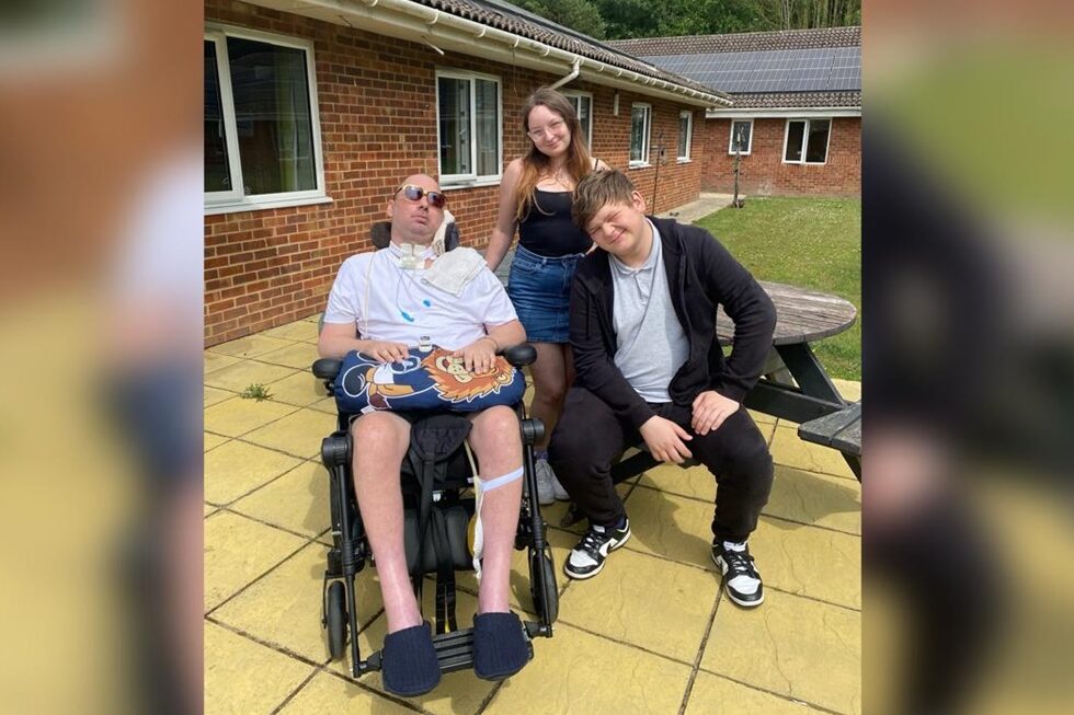 apos-ignorar-dor-de-cabeca,-homem-desenvolve-doenca-rara-e-fica-imovel