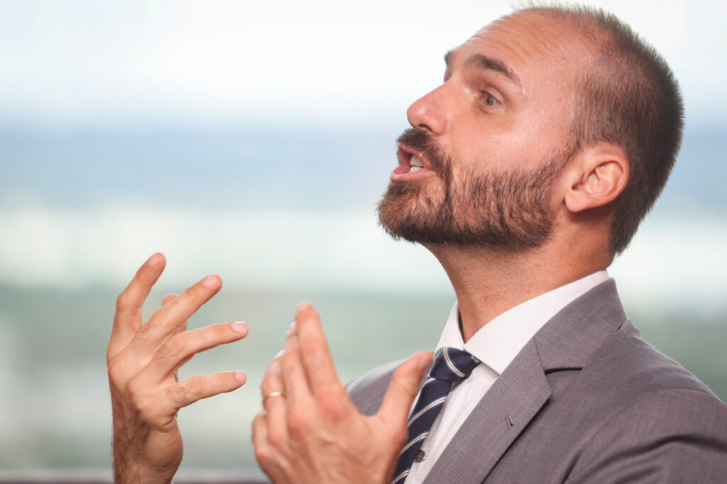 eduardo-bolsonaro-sobre-sancoes-a-moraes:-“deus-abencoe-a-america”