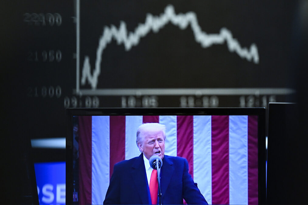 Bolsa fecha em alta com exceções do tarifaço. Dólar sobe a R$ 5,58