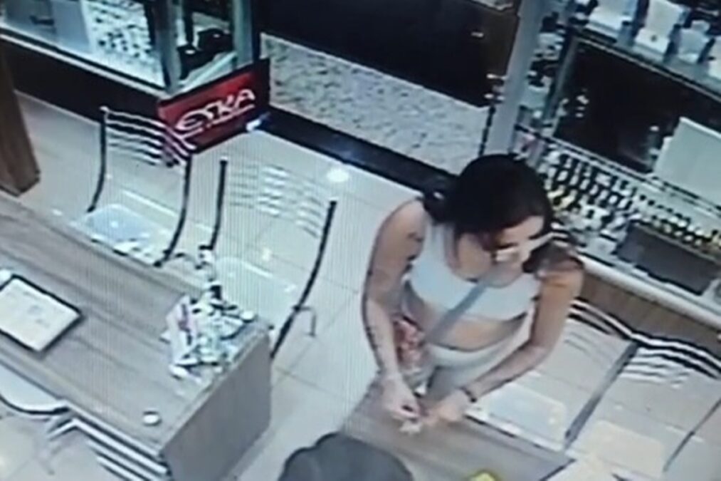 Vídeo: professora usou cartão furtado para gastar R$ 200 em joias no DF