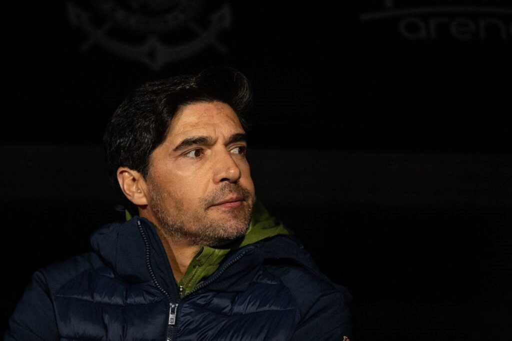abel-critica-arbitragem-em-jogo-contra-o-corinthians:-“e-frustrante”