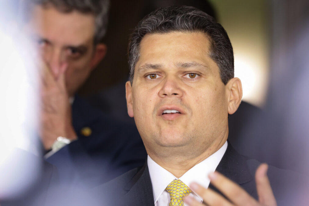 Alcolumbre se manifesta após sanção dos EUA a Moraes