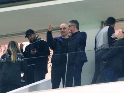alvo-de-sancoes-dos-eua,-moraes-vai-ao-jogo-do-corinthians-e-e-visto-fazendo-gesto-obsceno