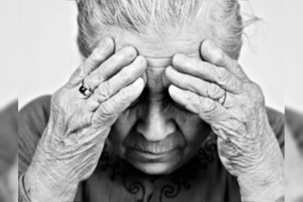 cuidadora-e-gravada-ao-dar-socos-no-rosto-de-idosa-e-acaba-presa-no-df