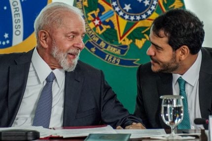 lula-e-agu-se-reunem-para-defender-moraes-nos-eua