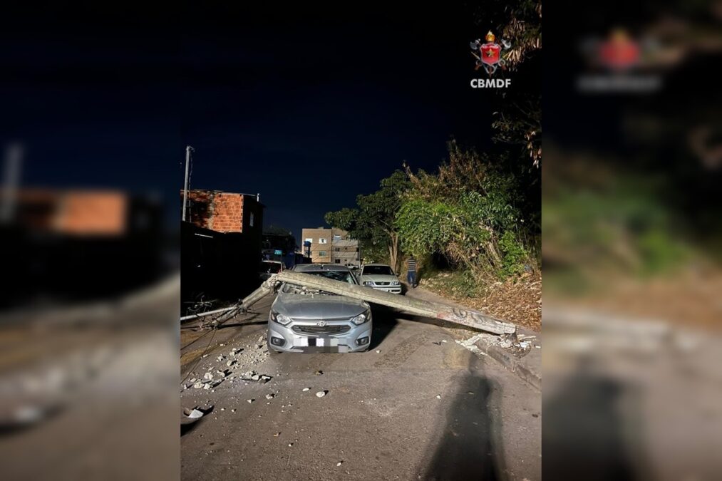Caminhão engancha em fios e faz 5 postes caírem sobre muros e carro