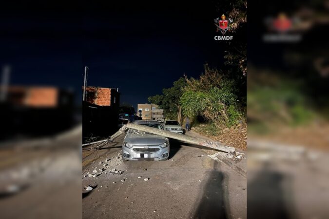 caminhao-engancha-em-fios-e-faz-5-postes-cairem-sobre-muros-e-carro
