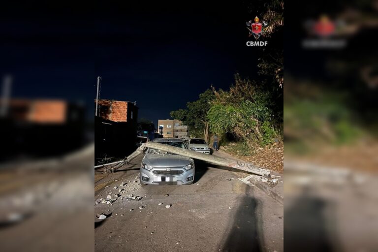 caminhao-engancha-em-fios-e-faz-5-postes-cairem-sobre-muros-e-carro