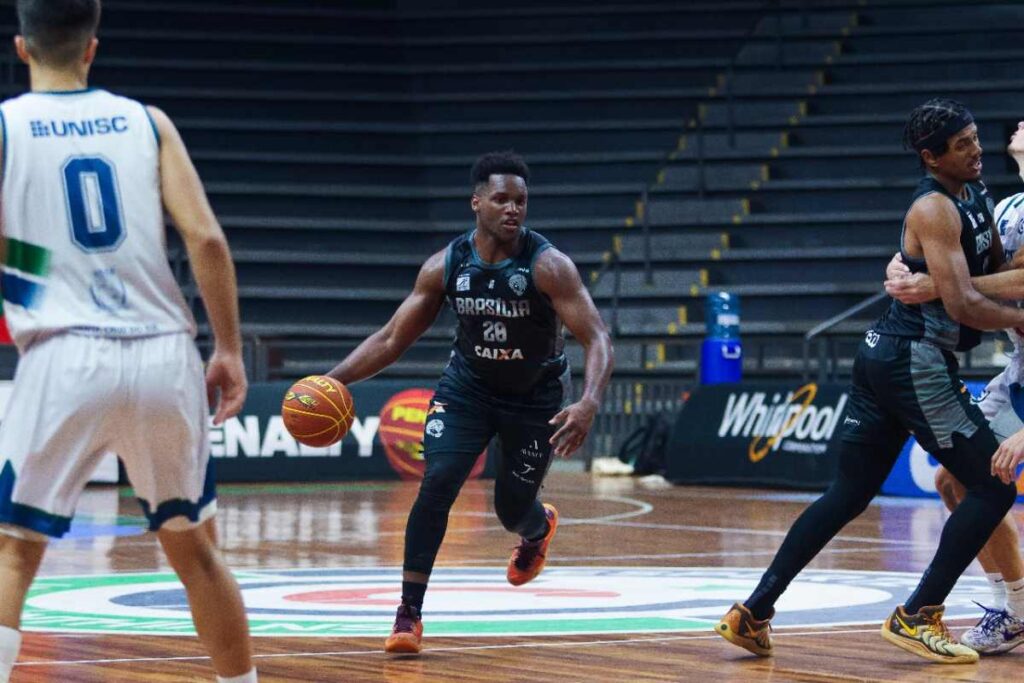 veja-momento-em-que-jogador-do-brasilia-basquete-sofre-racismo