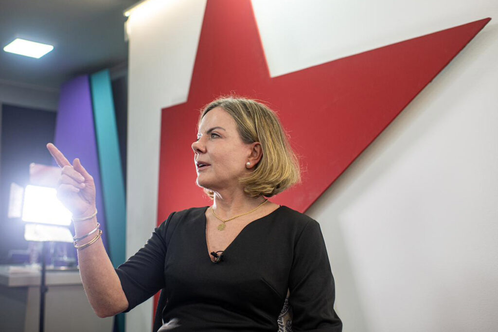 gleisi-acusou-moraes-de-perseguir-a-democracia-e-adversarios;-video