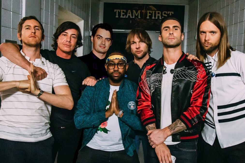 Ex-Maroon 5 é acusado de agredir esposa após ter segredo descoberto