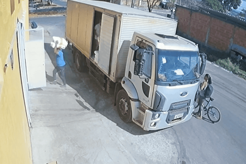 video:-“ladra-da-bike”-sobe-em-caminhao-e-furta-celular-na-cara-de-pau
