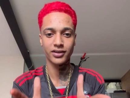 oruam-e-obrigado-a-tirar-tinta-vermelha-do-cabelo-no-presidio;-veja