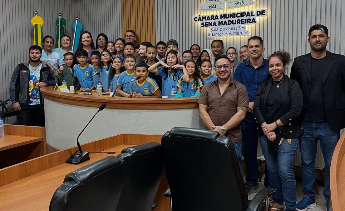 Alunos da Escola Eliziário Távora visitam a Câmara Municipal de Sena Madureira em atividade pedagógica
