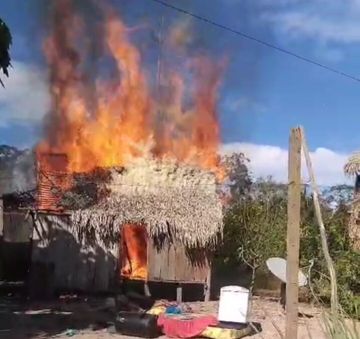 Casa é destruída por incêndio em aldeia indígena no Rio Caeté, em Sena Madureira