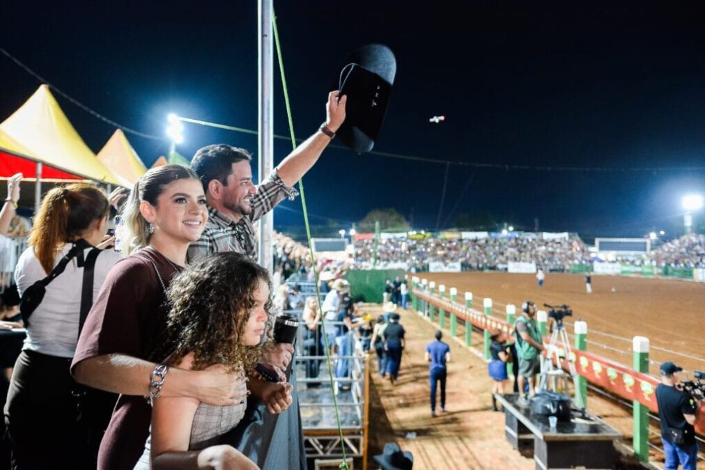 Abertura Oficial do Rodeio na 50ª Expoacre Encanta Público com Show Pirotécnico e Presença de Autoridades
