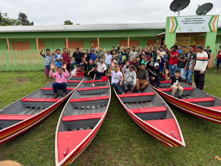 Emenda de Edvaldo Magalhães fortalece luta dos trabalhadores rurais de Marechal Thaumaturgo, com entrega de barcos