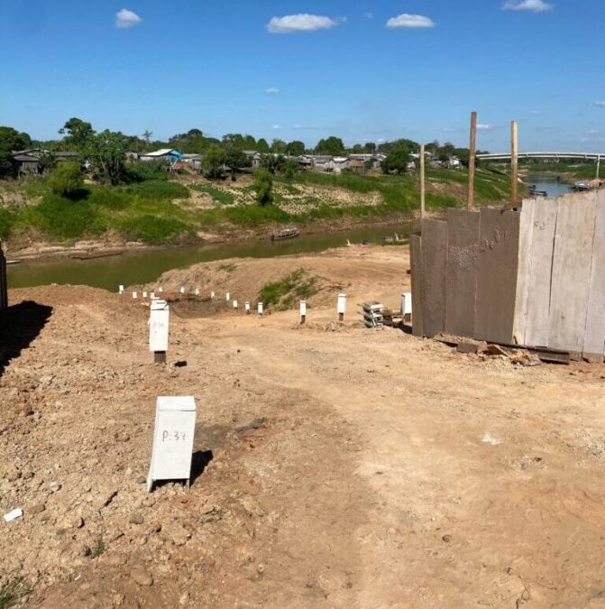 Deracre executa obra de rampa no Rio Iaco para facilitar a vida dos ribeirinhos em Sena Madureira