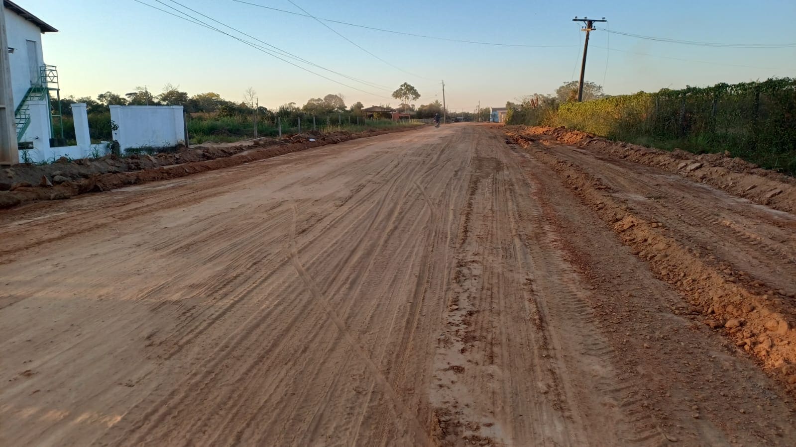 Deracre trabalha na base para pavimentação do Ramal do Adolar, em Sena Madureira