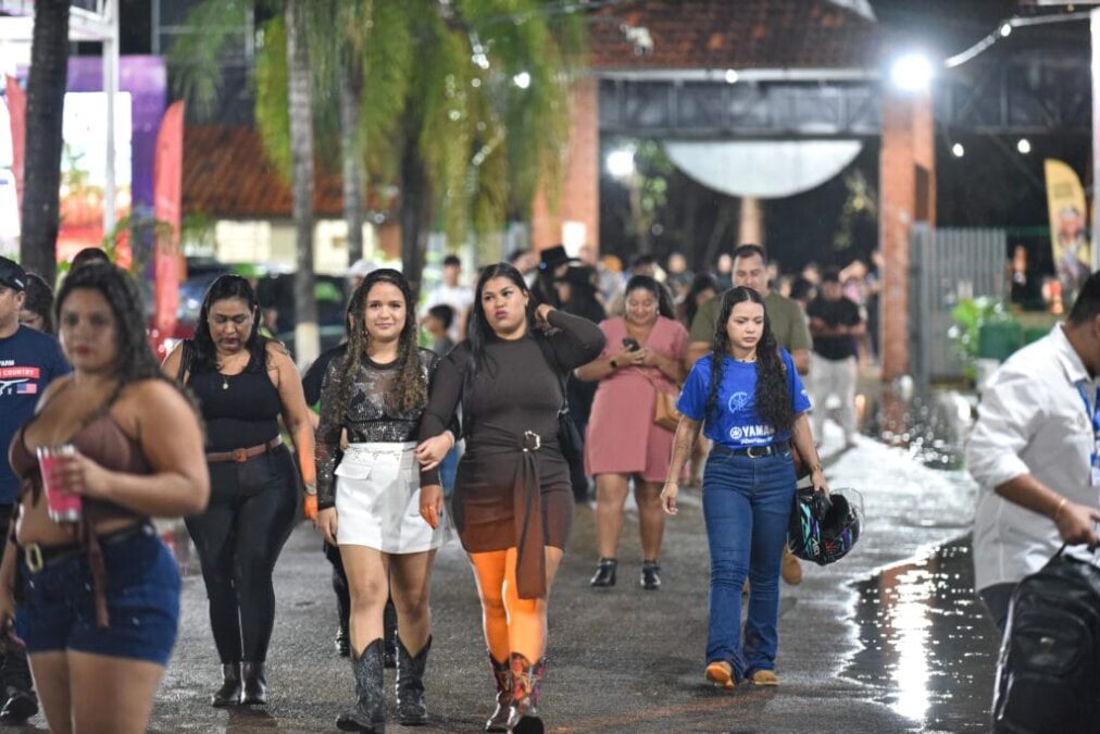 Chuva não espanta fãs e show de Zezé Di Camargo & Luciano emociona público na terceira noite da Expoacre 2025