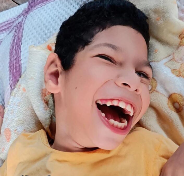 Mãe faz apelo nas redes para comprar cama especial para filho com paralisia cerebral