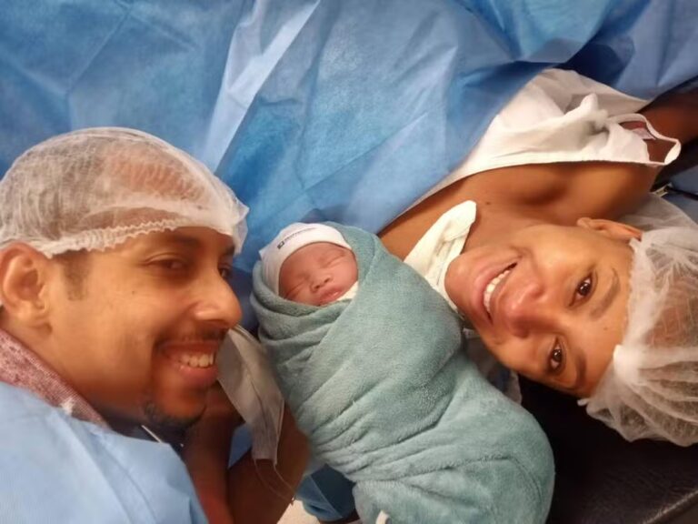 Gleyce e o marido no parto de Cecília — Foto: Arquivo pessoal