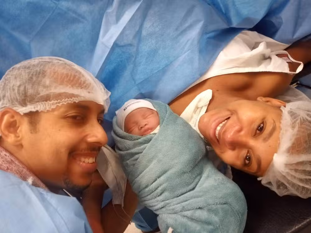 Gleyce e o marido no parto de Cecília — Foto: Arquivo pessoal