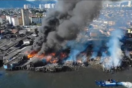 incendio-de-grandes-proporcoes-atinge-moradias-em-comunidade-em-santos