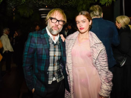 ex-baixista-do-maroon-5-e-acusado-de-agressao-pela-esposa-e-tem-restricao-judicial