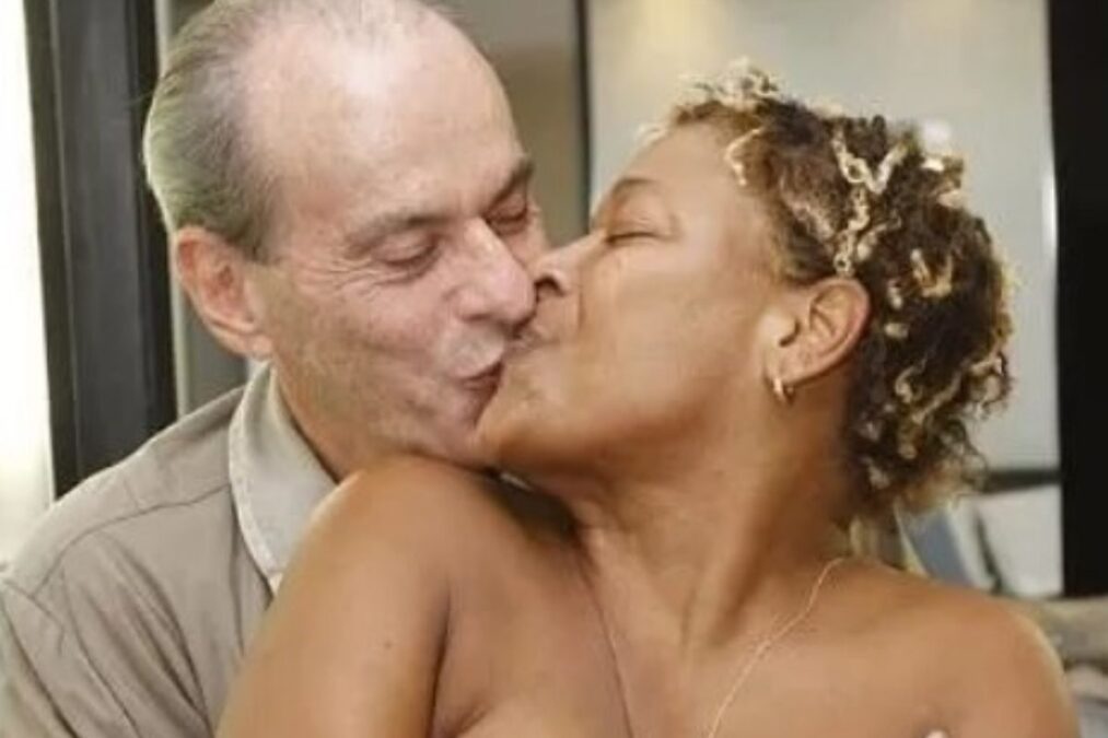 Mart’nália celebra aniversário de Ney Matogrosso com foto ousada
