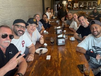 churrasco-com-o-idolo:-neymar-presenteia-funcionarios-do-santos-com-almoco