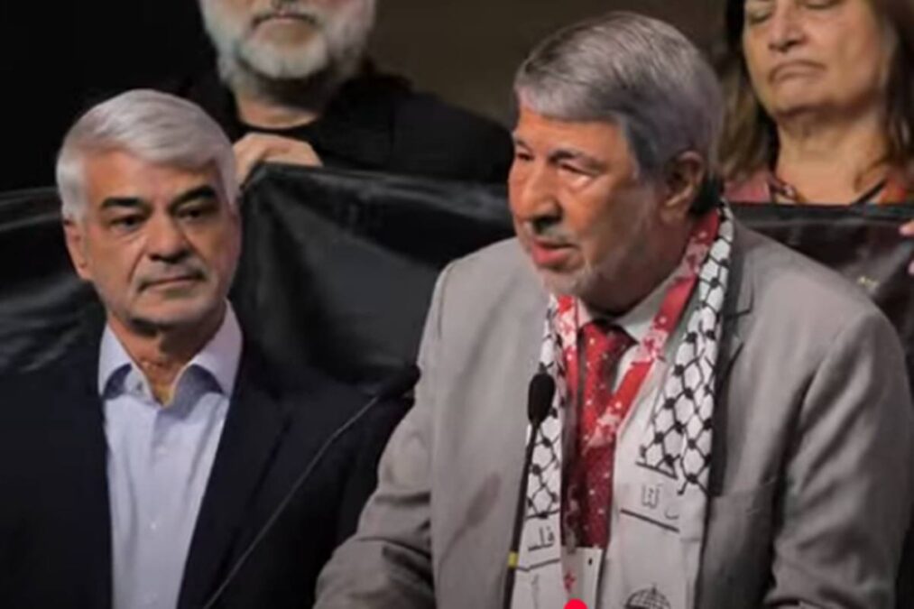 Embaixador da Palestina é saudado pela militância em encontro do PT
