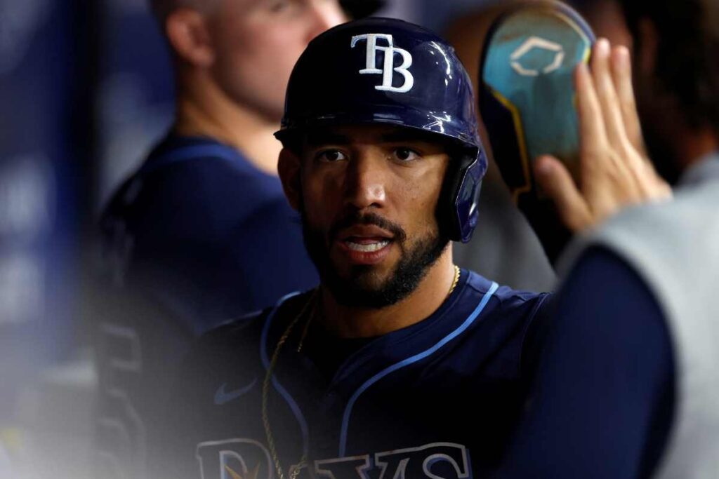 inusitado:-atleta-de-beisebol-troca-de-equipe-durante-partida-da-mlb