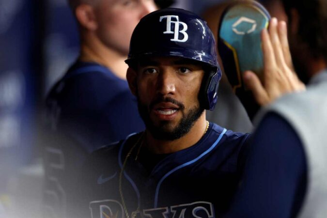 inusitado:-atleta-de-beisebol-troca-de-equipe-durante-partida-da-mlb